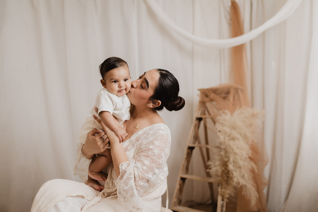 sesion de fotos del día de la madre, fotografia familiar, estudio en girona, kirsten gomez